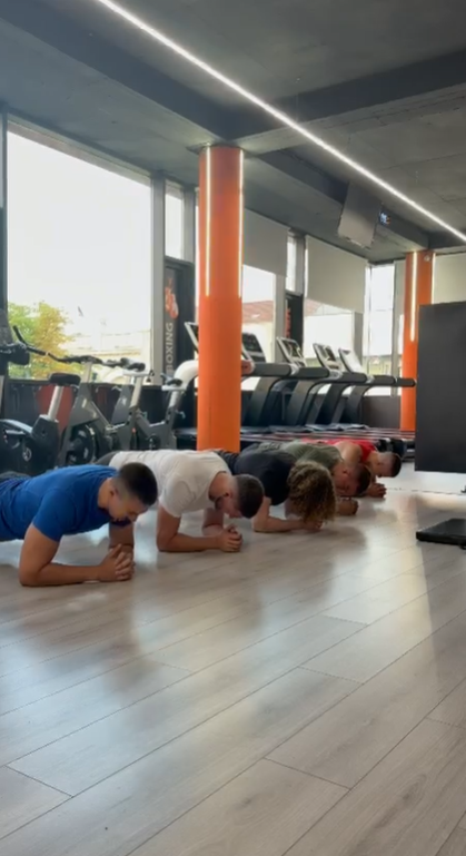 Grupni trening u teretani SRU Aleks